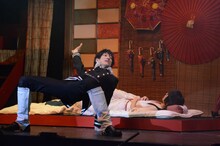 末原拓馬演じる山田光路郎（手前）と、櫻井圭登演じる吉原詩郎（奥）。