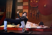末原拓馬演じる山田光路郎(手前)と、櫻井圭登演じる吉原詩郎(奥)。