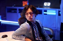 密裏賢治に扮する久保田悠来。