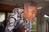 タコ焼き屋のおやじに扮するモロ師岡。