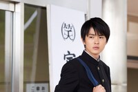 影山律に扮する望月歩。