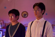 左から白鳥海斗に扮する福山康平、白鳥大地に扮する塩野瑛久。