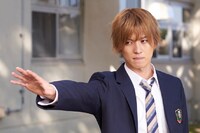 花沢輝気に扮する荒井敦史。