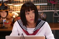 暗田トメに扮する山谷花純。