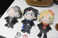 「ユーリ!!! on ICE × サンリオキャラクターズ × 東京ガールズコレクション」の限定衣装を身にまとった3人の「もちもちぬいぐるみ」。