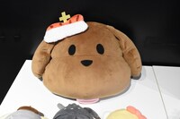 王冠を付けたマッカチンの「もちもちクッション」。