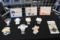 「『ユーリ!!! on ICE × サンリオキャラクターズ × 東京ガールズコレクション』POP UP SHOP in TOKYO」で販売されているグッズ。