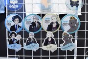 「『ユーリ!!! on ICE × サンリオキャラクターズ × 東京ガールズコレクション』POP UP SHOP in TOKYO」で販売されている「トレーディング紙バッジコレクション」。