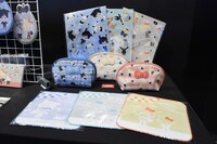 「『ユーリ!!! on ICE × サンリオキャラクターズ × 東京ガールズコレクション』POP UP SHOP in TOKYO」で販売されているグッズ。