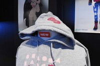 新商品の「おでかけパーカー」。