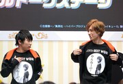 「やんねーの？」Tシャツを披露する須賀健太と影山達也。