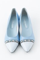 QUELLモデルのパンプス。