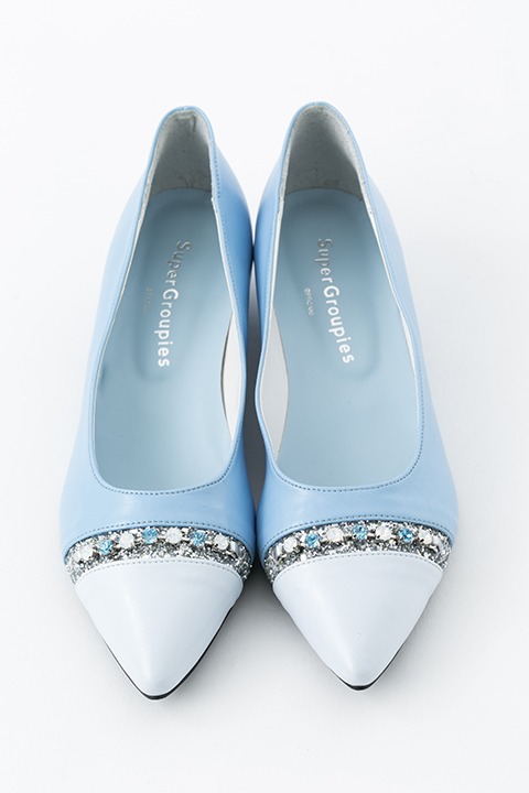 QUELLモデルのパンプス。