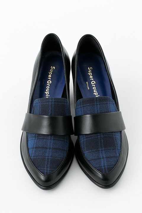 SOARAモデルのパンプス。