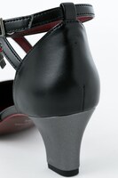 SolidSモデルのパンプス。