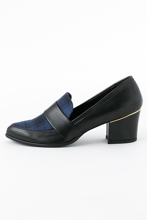 SOARAモデルのパンプス。