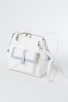 QUELLモデルのバッグ。