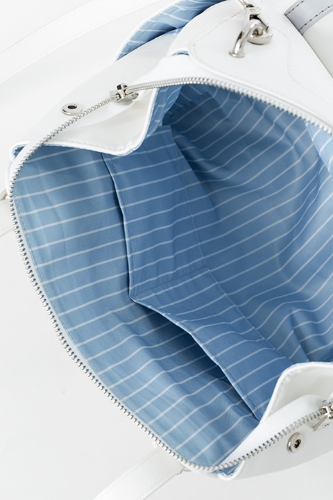 QUELLモデルのバッグ。