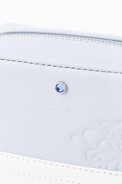 QUELLモデルのポーチ。