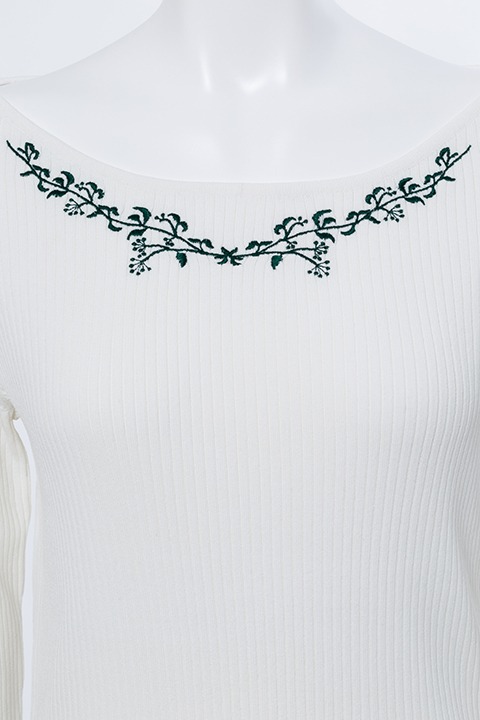 Growthモデルのニット。