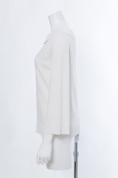 QUELLモデルのニット。