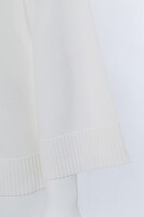 QUELLモデルのニット。