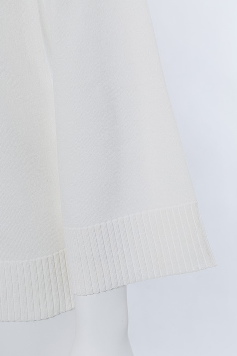 QUELLモデルのニット。