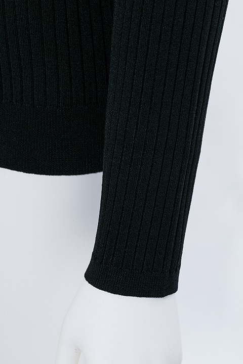 SolidSモデルのニット。