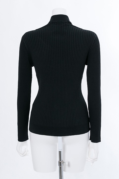 SolidSモデルのニット。