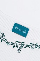 Growthモデルのニット。