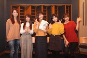 キャスト陣の集合写真。左から瀬戸麻沙美、新田ひより、内山夕実、小澤亜李、井澤詩織。