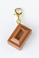 ミルクチョコレートのチャーム。