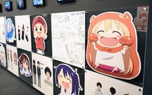 「干物妹！うまるちゃん展 ～うまるとゆかいな仲間たち～」よりアニメにまつわる展示コーナー。(c)2017 サンカクヘッド／集英社・「干物妹！うまるちゃんR」製作委員会