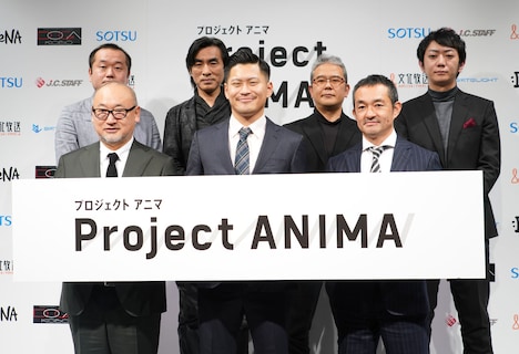 前列左から片寄好之氏、安江亮太氏、難波秀行氏。後列左から平松岳史氏、河森正治監督、松倉友二氏、上町祐介プロデューサー。