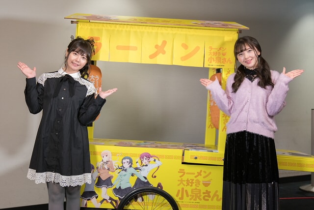 小泉さん役の竹達彩奈、中村美沙役の鬼頭明里。
