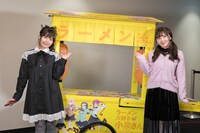 小泉さん役の竹達彩奈、中村美沙役の鬼頭明里。