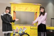小泉さん役の竹達彩奈、中村美沙役の鬼頭明里。