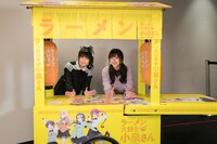 小泉さん役の竹達彩奈、中村美沙役の鬼頭明里。