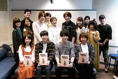 キャスト陣の集合写真。