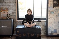 エンディングテーマ「LOVE MEN HOLIC」を歌う西沢幸奏。同曲を収録したCDは2018年2月21日に発売予定。