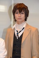 太宰治役の多和田秀弥。