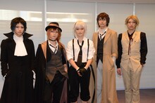 写真左から芥川龍之介役の橋本祥平、中原中也役の植田圭輔、中島敦役の鳥越裕貴、太宰治役の多和田秀弥、国木田独歩役の輝馬。