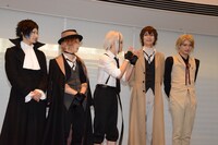 和気あいあいとした囲み取材の様子。