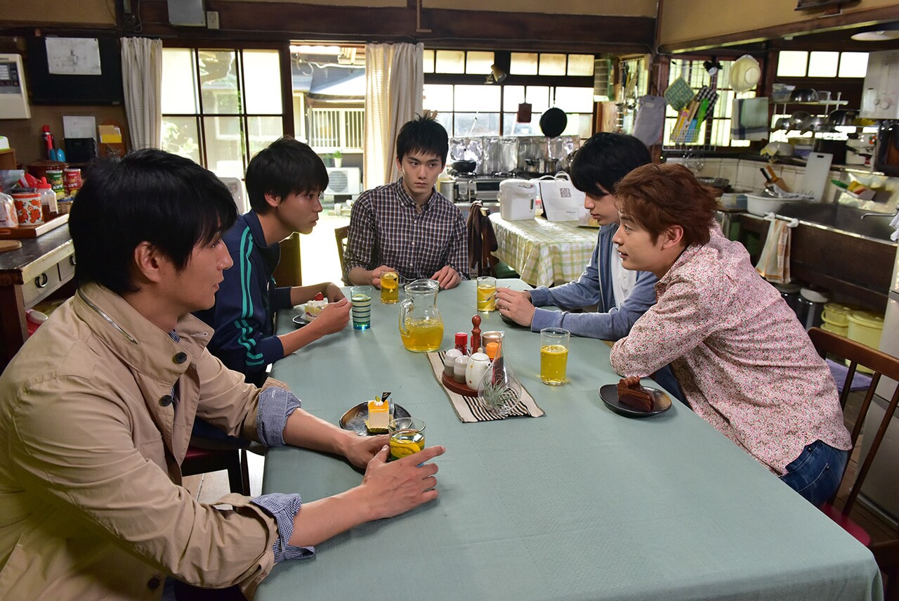 映画「花は咲くか」場面カット - 渡邉剣と天野浩成が、唇を近づけて…BL