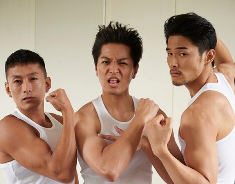 肉体改造部。左から黒石高大扮する山村秀樹、長濱慎扮する郷田武蔵、鈴木貴之扮する志村遼平。