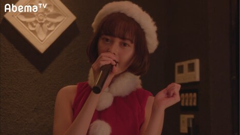 玉城ティナ扮する高梨リコ。