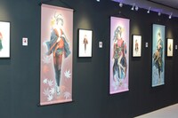 「煉獄に笑う ～舞台×原作～展」の様子。