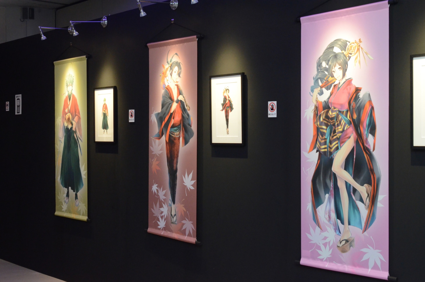 「煉獄に笑う ～舞台×原作～展」の様子。
