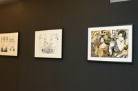 「煉獄に笑う ～舞台×原作～展」の様子。