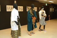 「煉獄に笑う ～舞台×原作～展」の様子。